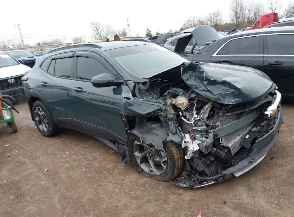 2025 Chevrolet Trax FWD LT с двигателем 1.2L, пробег 30,083 миль, цена 9335$, доставка из США в Москву